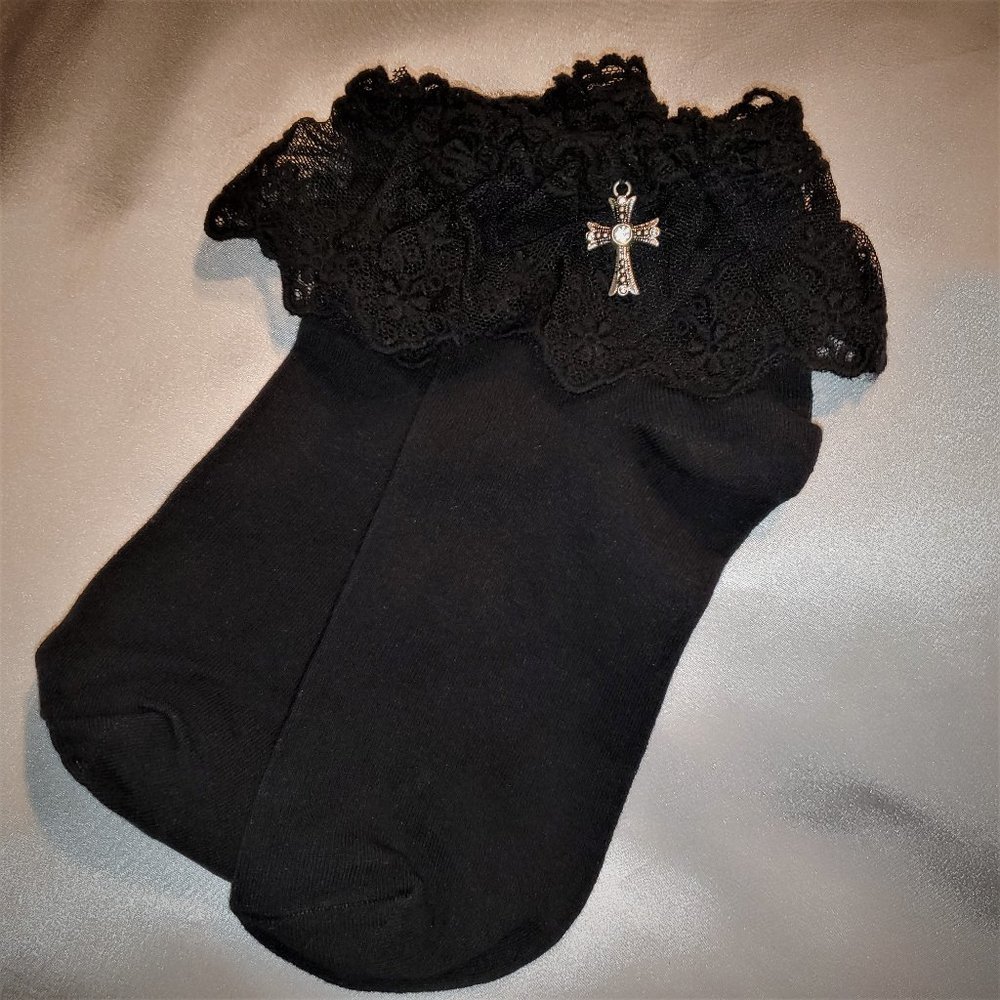 NWT, WOMENS LACE ANKLE SOCKS.